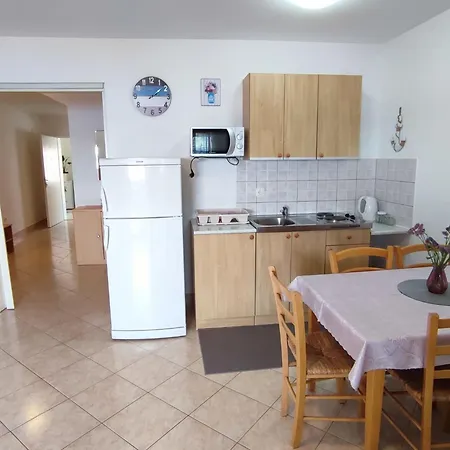 In Mit Schoener Terrasse By Interhome בית נופש *