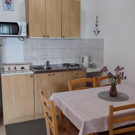 In Mit Schoener Terrasse By Interhome בית נופש *